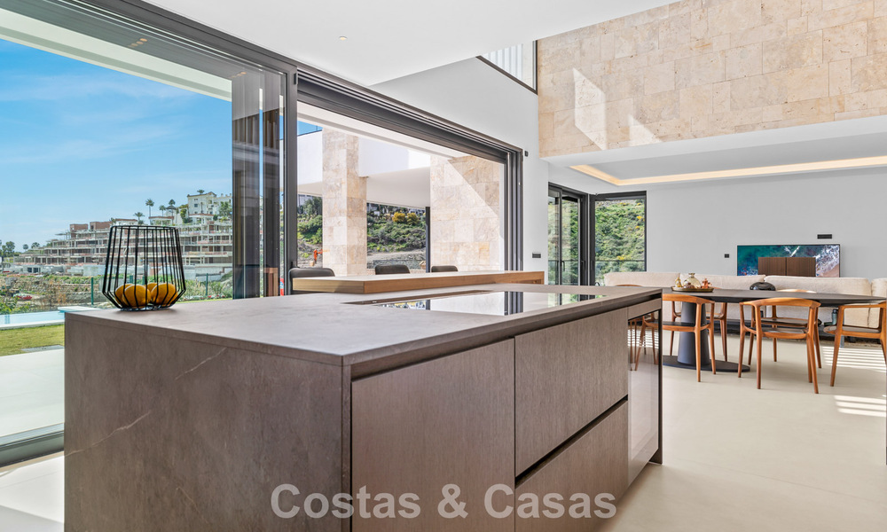 Instapklare villa met moderne architectuur te koop in een beveiligde woonwijk van Marbella - Benahavis 777140