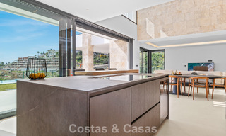 Instapklare villa met moderne architectuur te koop in een beveiligde woonwijk van Marbella - Benahavis 777140 