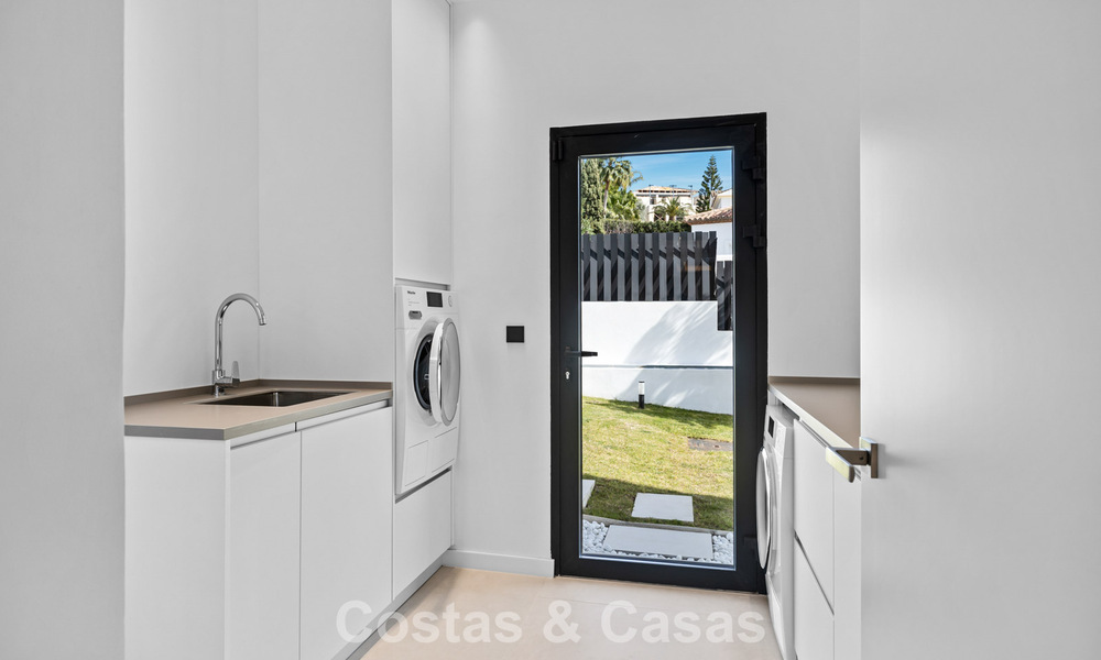 Instapklare villa met moderne architectuur te koop in een beveiligde woonwijk van Marbella - Benahavis 777143