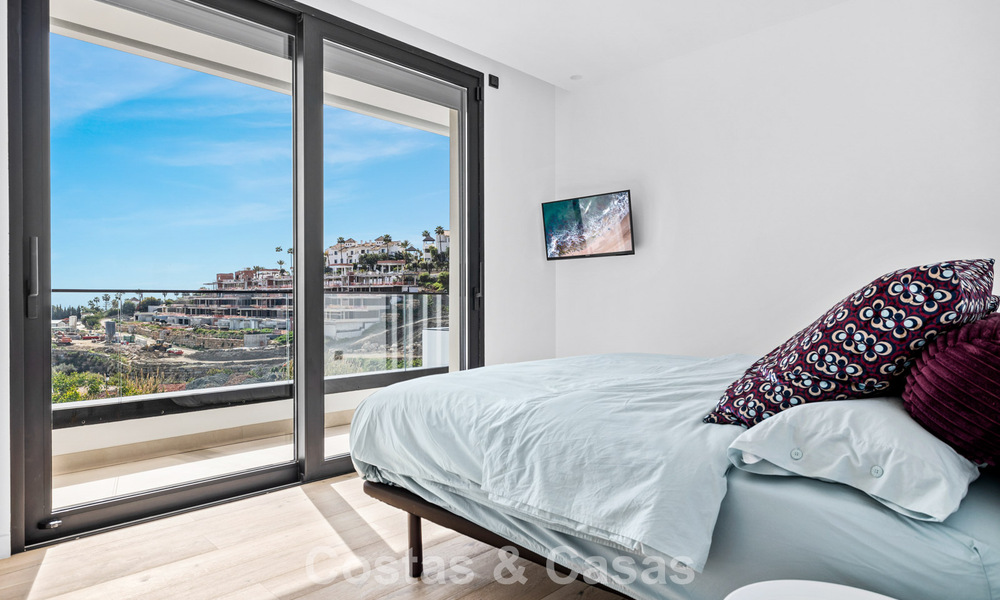 Instapklare villa met moderne architectuur te koop in een beveiligde woonwijk van Marbella - Benahavis 777145