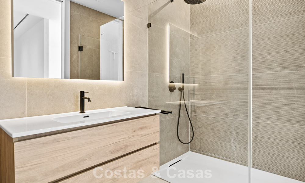 Instapklare villa met moderne architectuur te koop in een beveiligde woonwijk van Marbella - Benahavis 777146