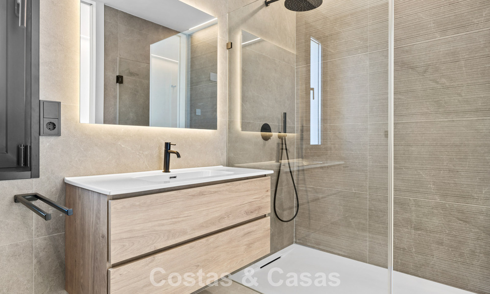 Instapklare villa met moderne architectuur te koop in een beveiligde woonwijk van Marbella - Benahavis 777147