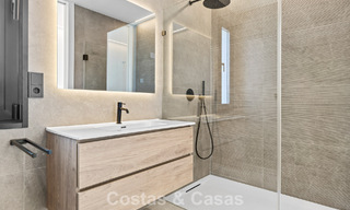 Instapklare villa met moderne architectuur te koop in een beveiligde woonwijk van Marbella - Benahavis 777147 