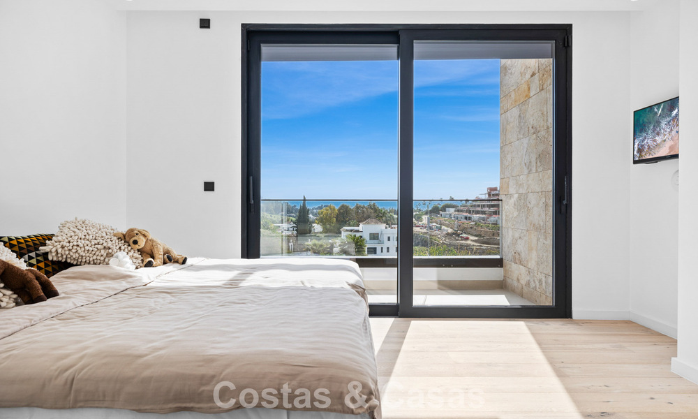 Instapklare villa met moderne architectuur te koop in een beveiligde woonwijk van Marbella - Benahavis 777148