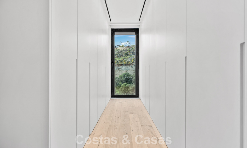 Instapklare villa met moderne architectuur te koop in een beveiligde woonwijk van Marbella - Benahavis 777149