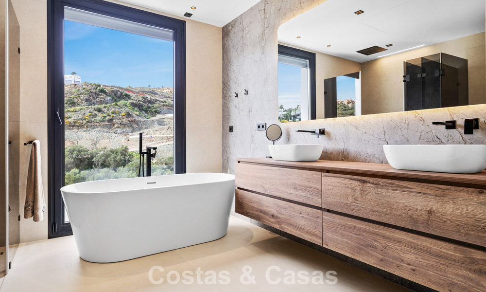 Instapklare villa met moderne architectuur te koop in een beveiligde woonwijk van Marbella - Benahavis 777150