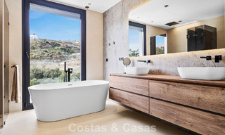 Instapklare villa met moderne architectuur te koop in een beveiligde woonwijk van Marbella - Benahavis 777150 