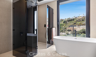 Instapklare villa met moderne architectuur te koop in een beveiligde woonwijk van Marbella - Benahavis 777151 
