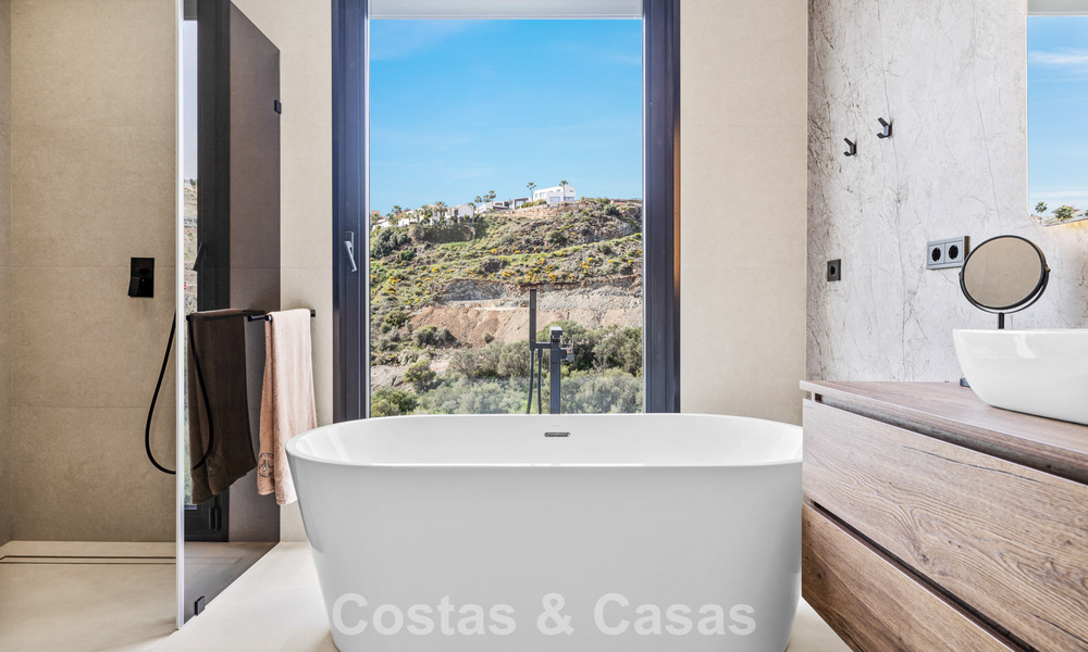 Instapklare villa met moderne architectuur te koop in een beveiligde woonwijk van Marbella - Benahavis 777152