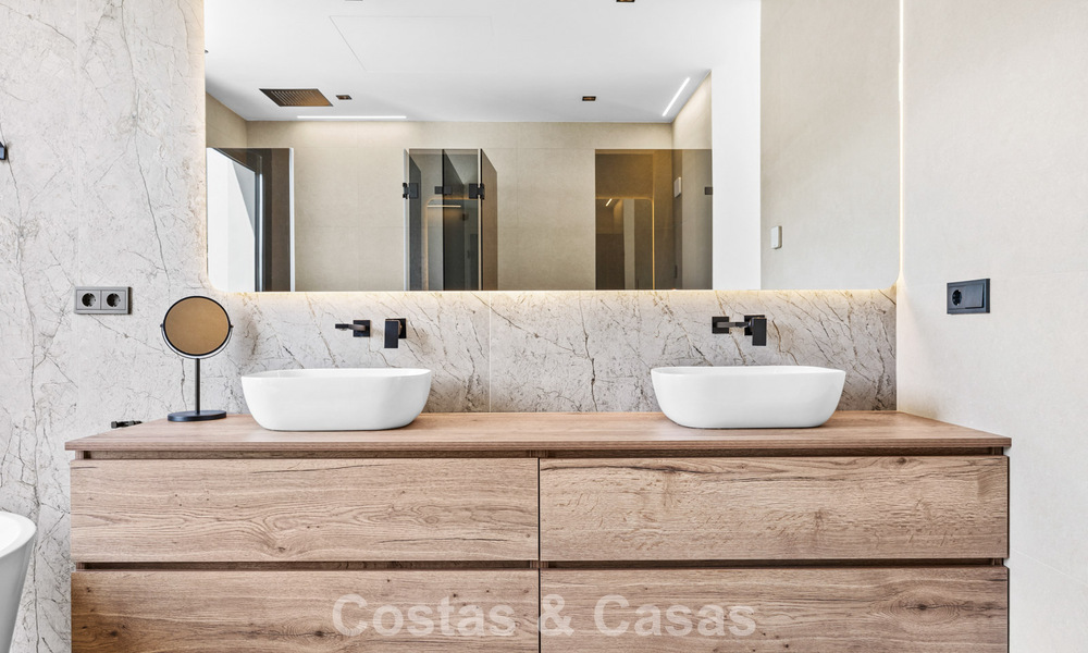 Instapklare villa met moderne architectuur te koop in een beveiligde woonwijk van Marbella - Benahavis 777153