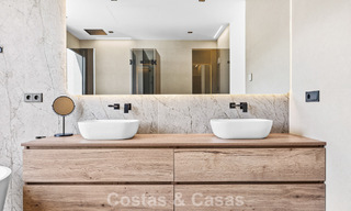 Instapklare villa met moderne architectuur te koop in een beveiligde woonwijk van Marbella - Benahavis 777153 