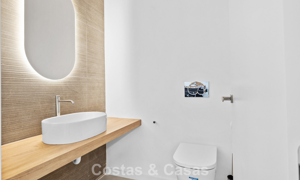 Instapklare villa met moderne architectuur te koop in een beveiligde woonwijk van Marbella - Benahavis 777154