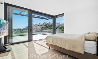 Instapklare villa met moderne architectuur te koop in een beveiligde woonwijk van Marbella - Benahavis 777156 