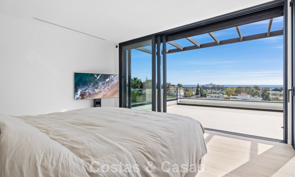 Instapklare villa met moderne architectuur te koop in een beveiligde woonwijk van Marbella - Benahavis 777157