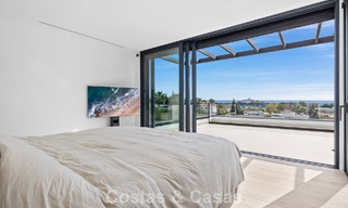 Instapklare villa met moderne architectuur te koop in een beveiligde woonwijk van Marbella - Benahavis 777157 