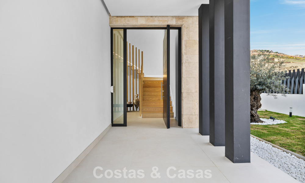 Instapklare villa met moderne architectuur te koop in een beveiligde woonwijk van Marbella - Benahavis 777158