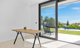Instapklare villa met moderne architectuur te koop in een beveiligde woonwijk van Marbella - Benahavis 777159 
