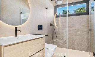 Instapklare villa met moderne architectuur te koop in een beveiligde woonwijk van Marbella - Benahavis 777160 