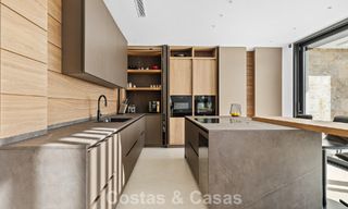 Instapklare villa met moderne architectuur te koop in een beveiligde woonwijk van Marbella - Benahavis 777161 