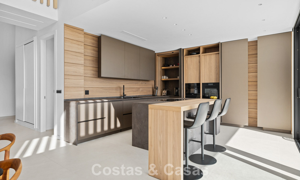 Instapklare villa met moderne architectuur te koop in een beveiligde woonwijk van Marbella - Benahavis 777162