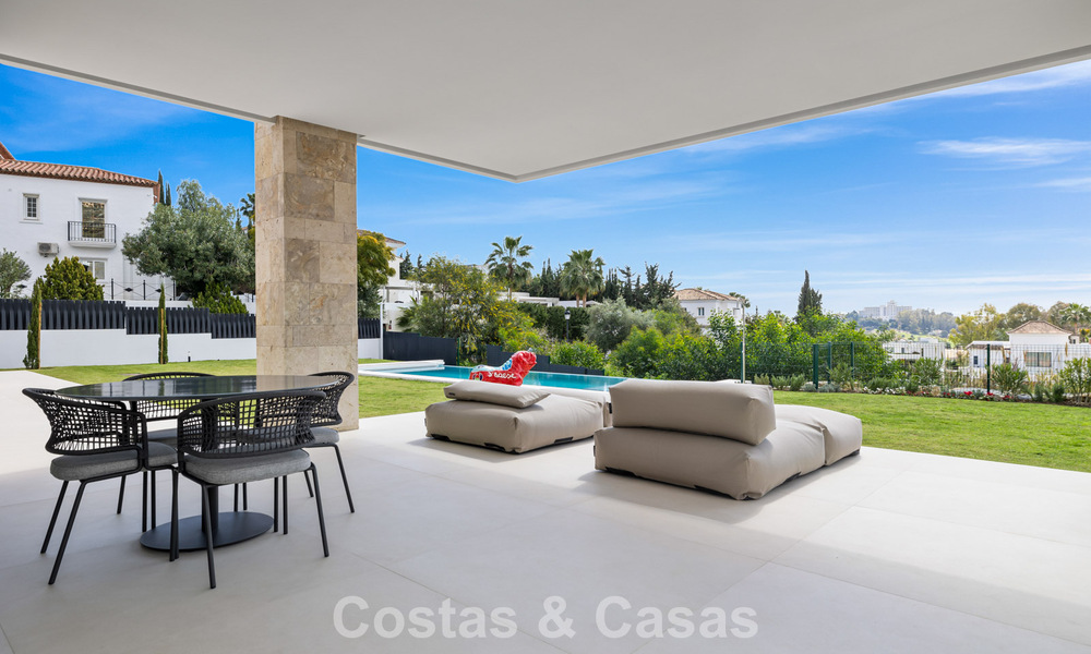 Instapklare villa met moderne architectuur te koop in een beveiligde woonwijk van Marbella - Benahavis 777163