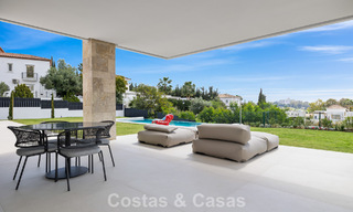 Instapklare villa met moderne architectuur te koop in een beveiligde woonwijk van Marbella - Benahavis 777163 