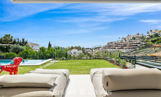 Instapklare villa met moderne architectuur te koop in een beveiligde woonwijk van Marbella - Benahavis 777164 