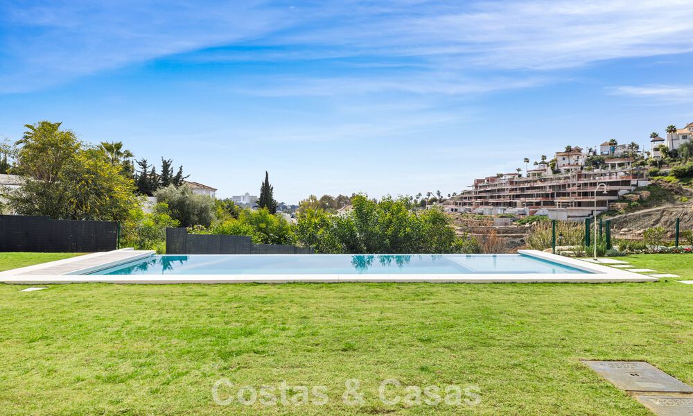 Instapklare villa met moderne architectuur te koop in een beveiligde woonwijk van Marbella - Benahavis 777165