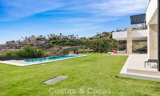 Instapklare villa met moderne architectuur te koop in een beveiligde woonwijk van Marbella - Benahavis 777166 