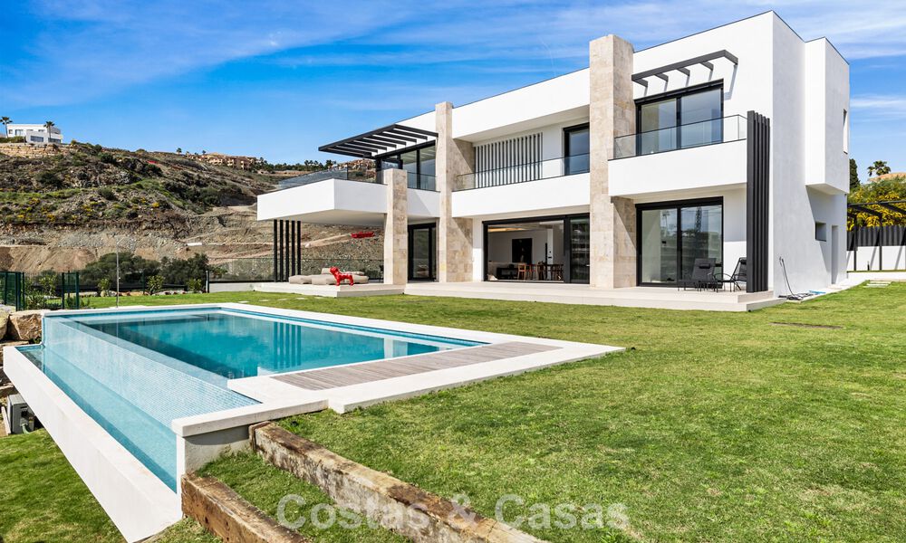 Instapklare villa met moderne architectuur te koop in een beveiligde woonwijk van Marbella - Benahavis 777167