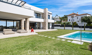 Instapklare villa met moderne architectuur te koop in een beveiligde woonwijk van Marbella - Benahavis 777168 