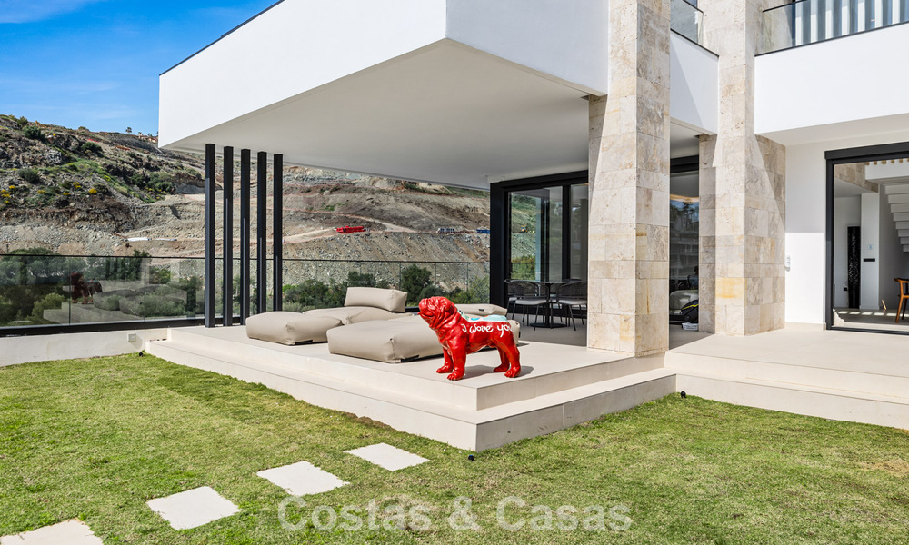 Instapklare villa met moderne architectuur te koop in een beveiligde woonwijk van Marbella - Benahavis 777170