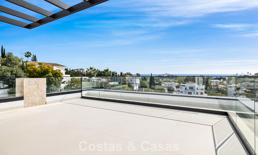 Instapklare villa met moderne architectuur te koop in een beveiligde woonwijk van Marbella - Benahavis 777173