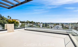 Instapklare villa met moderne architectuur te koop in een beveiligde woonwijk van Marbella - Benahavis 777173 