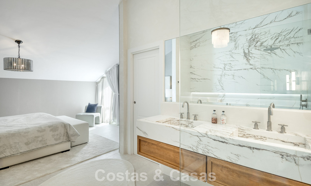 Instapklaar duplex penthouse te koop in een 24-uur beveiligde urbanisatie op Marbella’s Golden Mile 777115