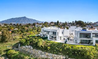 Luxueuze, moderne halfvrijstaande villa te koop dicht bij alle voorzieningen in Guadalmina en San Pedro, Marbella 777303 