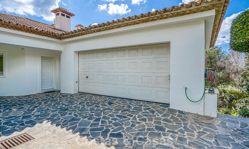 Ruime familievilla met 4 slaapkamers en zeezicht te koop in geprefereerde woonwijk in Oost Marbella 777240