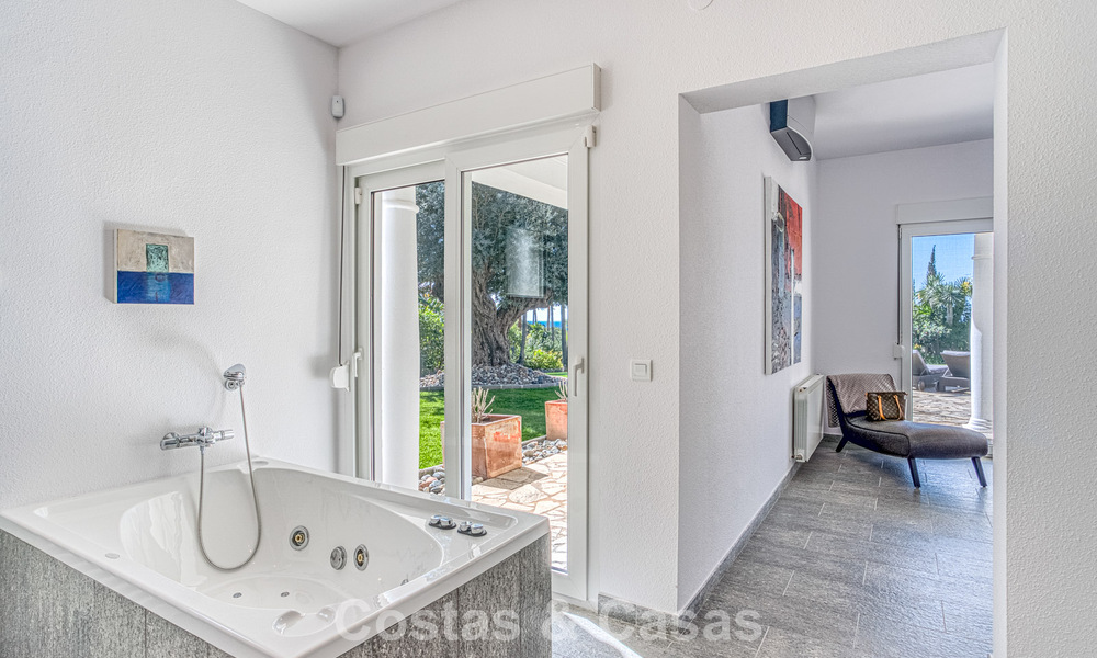 Ruime familievilla met 4 slaapkamers en zeezicht te koop in geprefereerde woonwijk in Oost Marbella 777261