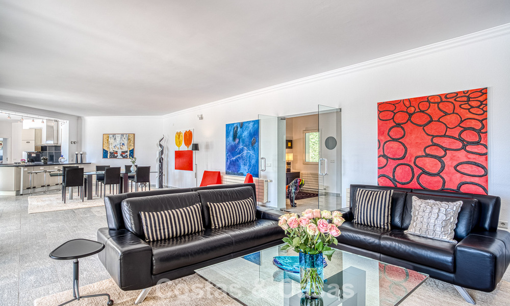 Ruime familievilla met 4 slaapkamers en zeezicht te koop in geprefereerde woonwijk in Oost Marbella 777281