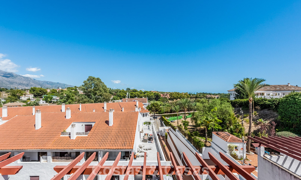 Gerenoveerd duplex penthouse te koop op loopafstand van alle voorzieningen en Puerto Banus in Nueva Andalucia, Marbella 777371