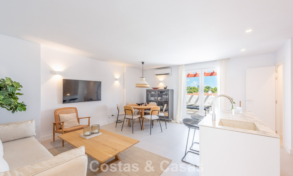 Gerenoveerd duplex penthouse te koop op loopafstand van alle voorzieningen en Puerto Banus in Nueva Andalucia, Marbella 777372