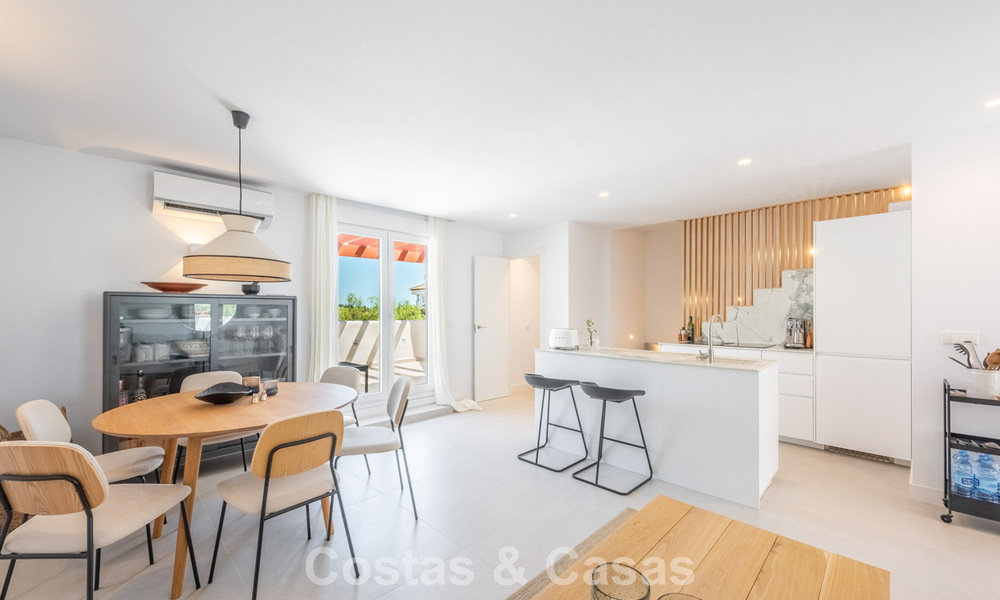 Gerenoveerd duplex penthouse te koop op loopafstand van alle voorzieningen en Puerto Banus in Nueva Andalucia, Marbella 777374