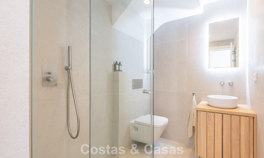 Gerenoveerd duplex penthouse te koop op loopafstand van alle voorzieningen en Puerto Banus in Nueva Andalucia, Marbella 777379