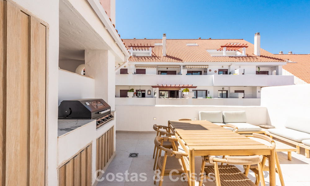 Gerenoveerd duplex penthouse te koop op loopafstand van alle voorzieningen en Puerto Banus in Nueva Andalucia, Marbella 777380