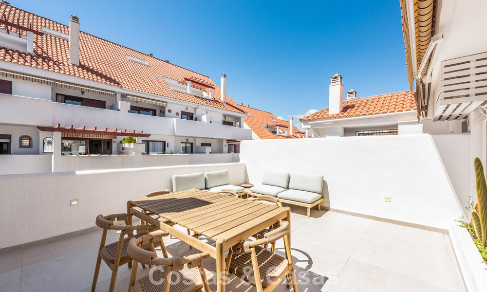 Gerenoveerd duplex penthouse te koop op loopafstand van alle voorzieningen en Puerto Banus in Nueva Andalucia, Marbella 777381