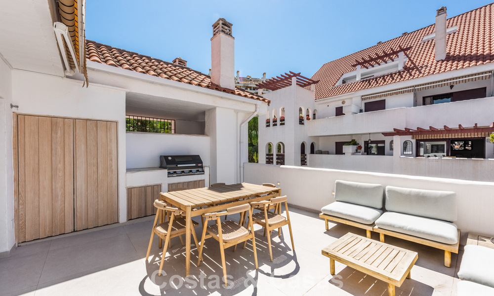 Gerenoveerd duplex penthouse te koop op loopafstand van alle voorzieningen en Puerto Banus in Nueva Andalucia, Marbella 777383