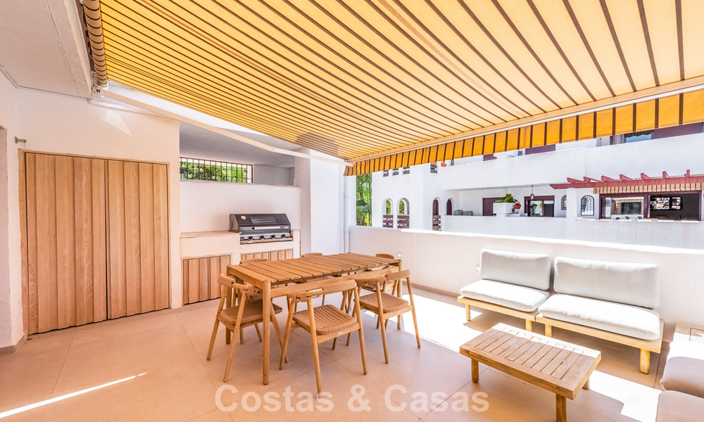 Gerenoveerd duplex penthouse te koop op loopafstand van alle voorzieningen en Puerto Banus in Nueva Andalucia, Marbella 777384
