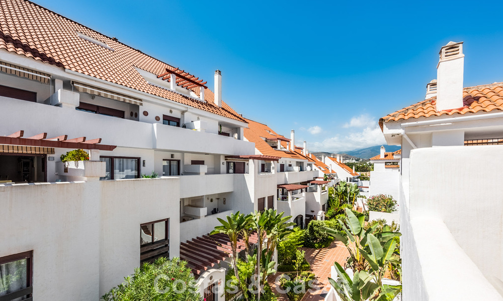 Gerenoveerd duplex penthouse te koop op loopafstand van alle voorzieningen en Puerto Banus in Nueva Andalucia, Marbella 777385