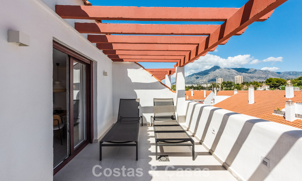 Gerenoveerd duplex penthouse te koop op loopafstand van alle voorzieningen en Puerto Banus in Nueva Andalucia, Marbella 777386
