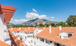 Gerenoveerd duplex penthouse te koop op loopafstand van alle voorzieningen en Puerto Banus in Nueva Andalucia, Marbella 777387 